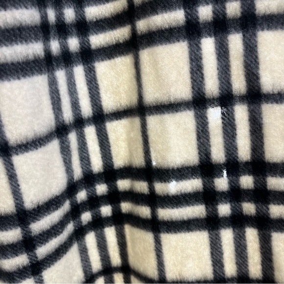 Burberry Ivory Off White Nova
Check Cashmere Classic Scarf *FLAWED - Picture 7 of 10